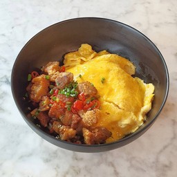 ข้าวหมูกรอบผัดพริกเกลือไข่ข้นลาวา(Crispy  Pork Chili Salt Egg Lava)