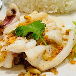 ข้าวราดกระเทียมปลาหมึก