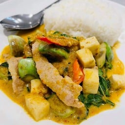 ข้าวราดหมูอร่อยผัดพริกกะเหรี่ยง