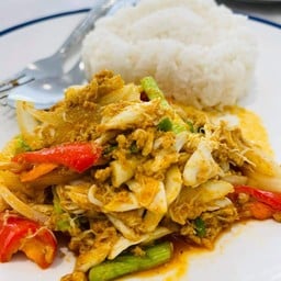 ข้าวราดเนื้อปูผัดผงกะหรี่