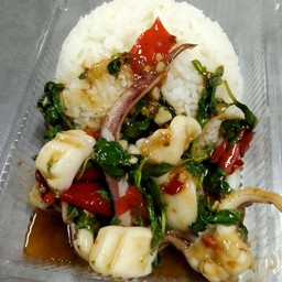 ข้าวผัดกะเพราหมึก