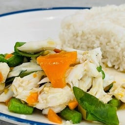 ข้าวราดเนื้อปูผัดพริกเหลือง