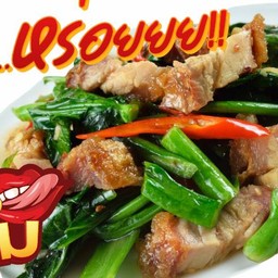 คะน้าหมูกรอบ ราดข้าว