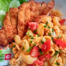 มักกะโรนีผัดซอส ใส่ไข่ (+ไก่ทอด)