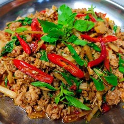 กะเพาหมูสับหน่อไม้ดอง