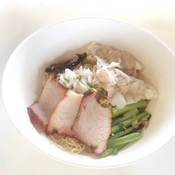 บะหมี่เกี๊ยวกุ้ง หมูแดง ปู เห็ดหอม