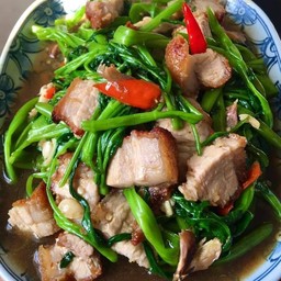 ผัดผักบุ้งหมูกรอบราดข้าว