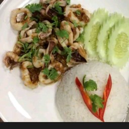 หมึกทอดกระเทียมราดข้าว