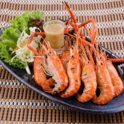 กุ้งแม่น้ำเผาครึ่งโล 6 ตัว