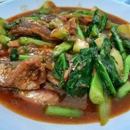 คะน้าปลากระป๋องราดข้าว