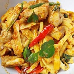 ข้าวผัดหน่อไม้พริกแห้ง