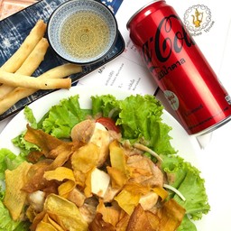 [อร่อยซ่ากับโค้ก] สลัดแขก 1 ปอเปี๊ยะกุ้งชีส 1 + โค้ก 1 กระป๋อง