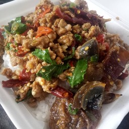 ข้าวกะเพราไข่เยี่ยวม้า+หมูสับ