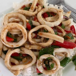 ข้าวกระเพราปลาหมึก