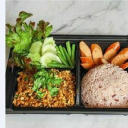 ข้าว+ลาบ+ไส้กรอกรมควัน+ผักสด