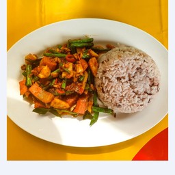 ผัดพริกแกงหมูสามชั้นราดข้าว