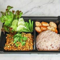 ข้าว+ลาบ+แหนม+ผักสด