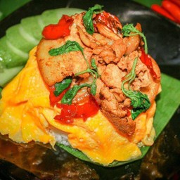 ข้าวไข่ข้น ซอสกระเพรา(เลือกเนื้อสัตว์)