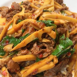 ผัดหน่อไม้ (ราดข้าว)
