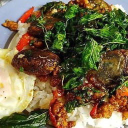 ผัดกระเพราไข่เยี่ยวม้ากรอบ (ราดข้าว)