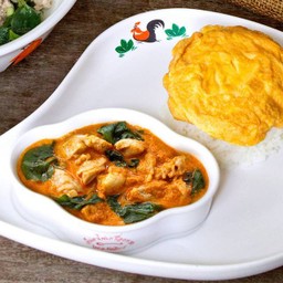 Gaeng-Kua Chicken and Chinese Violet Red Curry with Omelet + Rice