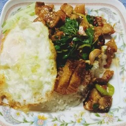กระเพราหมูกรอบไข่ดาว