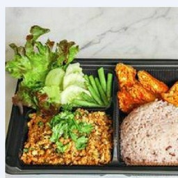 ข้าว+ลาบ+ไส้อั่ว+ผักสด