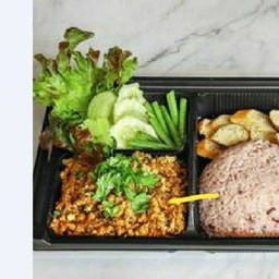 ข้าว+ลาบ+ไส้กรอกอีสาน+ผักสด