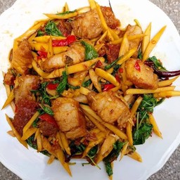 ผัดพริกหน่อไม้ใส่หมูกรอบราดข้าว