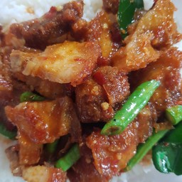 ข้าวพริกแกงหมูกรอบ