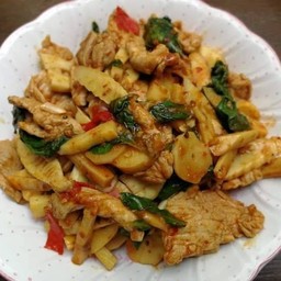 ผัดพริกแกงหมูใส่หน่อไม้ดองราดข้าว