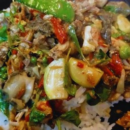 ผัดเผ็ดกบราดข้าว