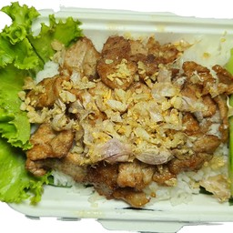 หมูทอดกระเทียมราดข้าว