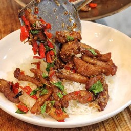 ข้าวกะเพาหมูแดดทอด