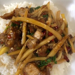 กระเพราหมูกรอบใส่หน่อไม้เส้น