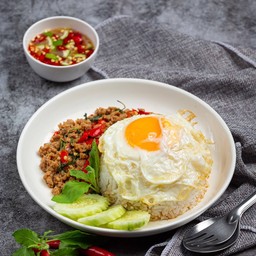 ข้าวหน้ากะเพราไข่คั่ว