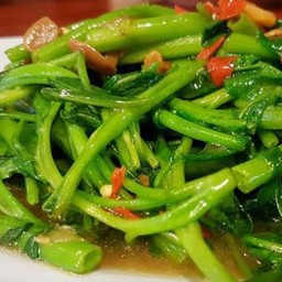 ผัดผักบุ้งราดข้าว