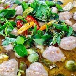 แกงเขียวหวานหมูเด้งกับข้าว