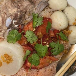ก๋วยเตี่ยวหมูน้ำแดง ต้มยำ หมูเด้ง (เจ้าเก่าหลังสนามกลาง)