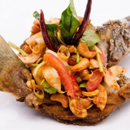 กระพงทอดยำสมุนไพร