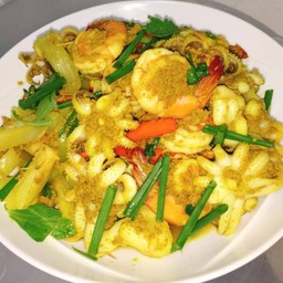 ผัดผงกระหรี่ทะเลราดข้าว