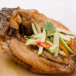 ปลากระพงทอดน้ำปลา