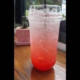 สตอเบอรี่โซดา