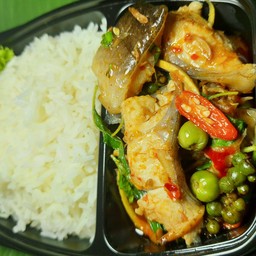 ผัดเผ็ดปลาบึกราดข้าว