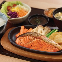 ปลาแซลมอนย่างเกลือกระทะร้อน (เซ็ต)