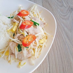 ผัดถั่วงอก หมูหมัก.