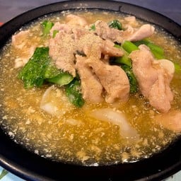 เส้นใหญ่ราดหน้าหมูหมัก