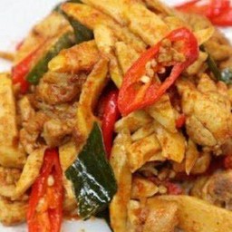 ข้าวผัดพริกแกงไก่หน่อไม้ดอง