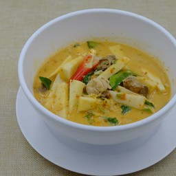 แกงคั่วไก่ยอดมะพร้าวอ่อน