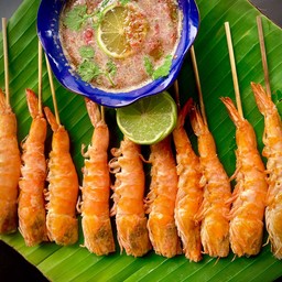 กุ้งย่างสด เสริฟพร้อมน้ำจิ้มรสแช่บ ต้องลอง